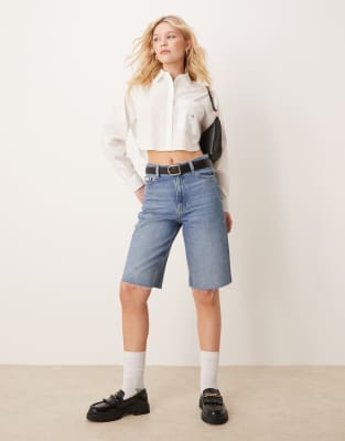 Calvin Klein Jeans - Längere Bermuda-Jorts in heller Waschung-Blau