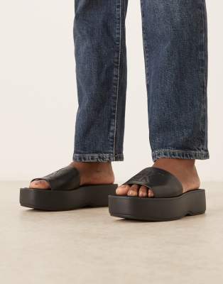 Calvin Klein Jeans - Ledersandalen in Schwarz mit Monogramm und flacher Plateausohle