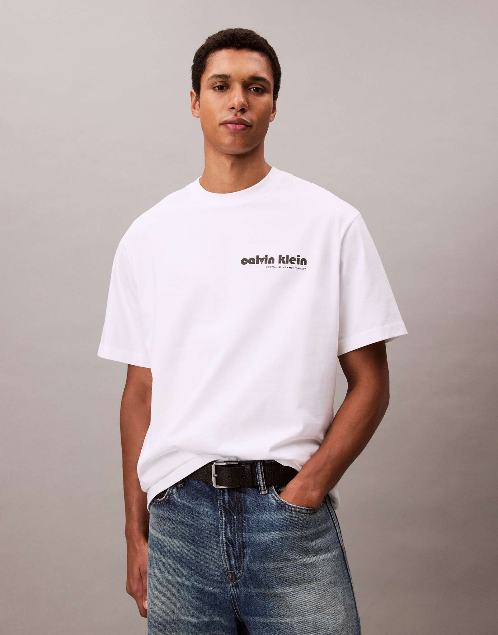Белая футболка с логотипом Calvin Klein Jeans на левой стороне груди