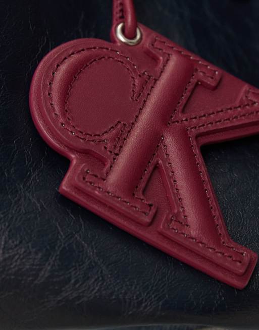 Calvin Klein Jeans - Leren tashangertje met monogram in reliëf in bordeauxrood , 3 van 4