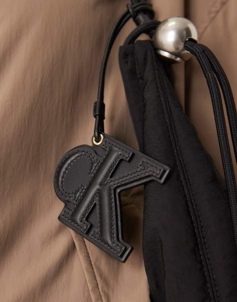 Calvin Klein Jeans - Leren tashangertje met monogram in reliëf in zwart - view 1