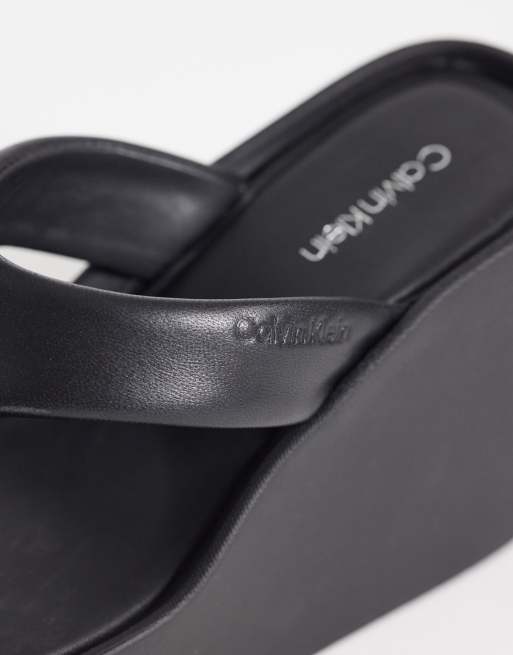 Calvin Klein Jeans - Leren teensandalen met sleehak in zwart , 2 van 4