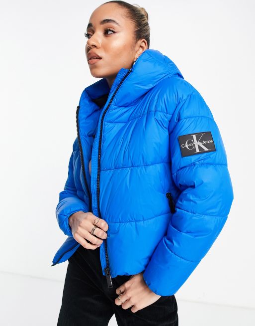 Descubrir 30+ imagen calvin klein blue puffer jacket - Thptnganamst.edu.vn