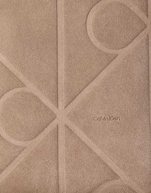 Calvin Klein Jeans – Ljusbrun väska med heltäckande, präglad logga, 2 av 4