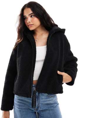 Calvin Klein Jeans - Locker geschnittene Jacke in CK-Schwarz mit Teddyfutter