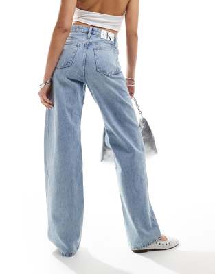 Calvin Klein Jeans - Locker geschnittene Jeans in heller Waschung mit hohem Bund-Blau