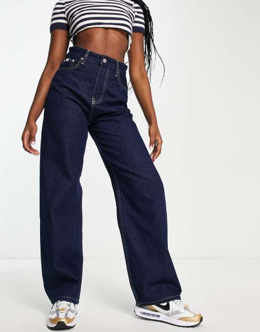 Calvin Klein Jeans – Locker geschnittene Jeans in Indigo-Waschung mit hohem Bund