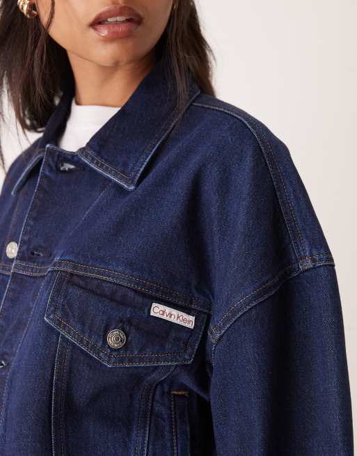 Calvin Klein Jeans – Locker geschnittene Trucker-Jeansjacke in dunkelblauer Waschung , 4 von 4
