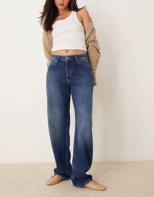 Calvin Klein Jeans - Locker geschnittene 90er-Jeans in mittelblauer Waschung, exklusiv bei ASOS-Schwarz