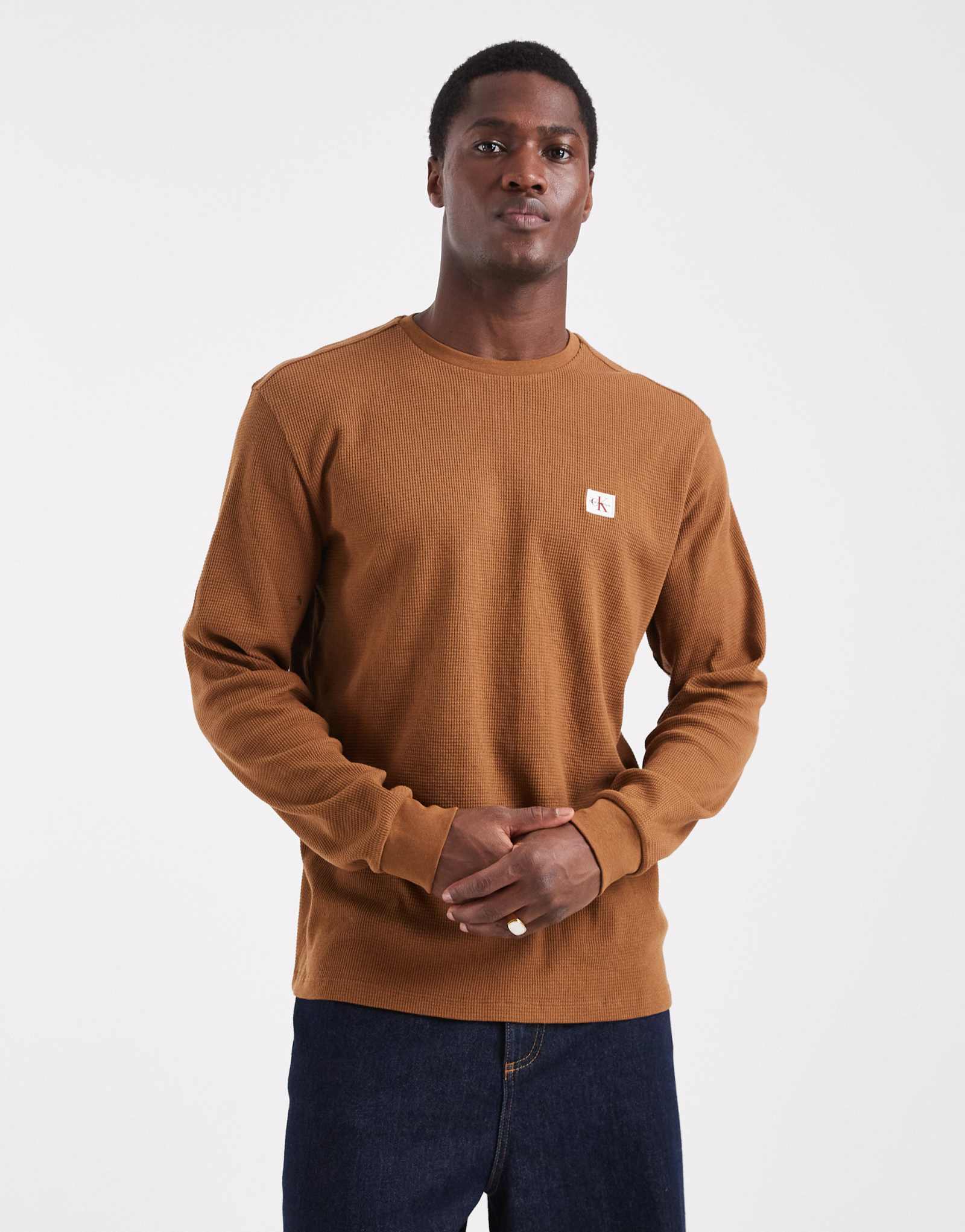 Футболка с логотипом Calvin Klein Jeans из вафельного трикотажа с длинным рукавом коричневого цвета