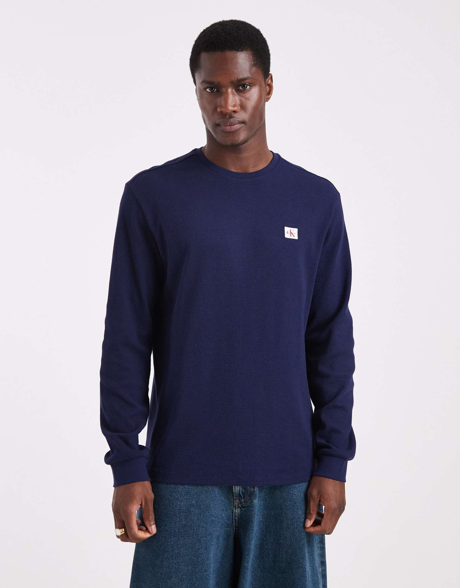 Футболка с логотипом Calvin Klein Jeans из вафельного трикотажа с длинным рукавом темно-синего цвета