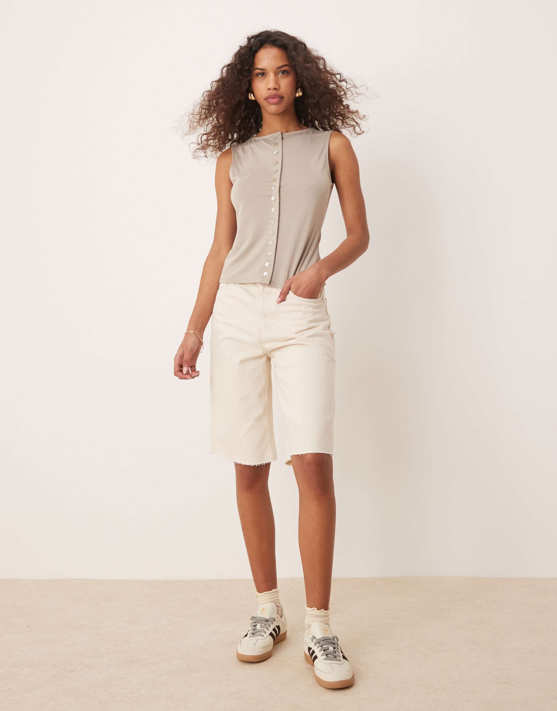 calvin klein jeans longer denim shorts in ecru wash