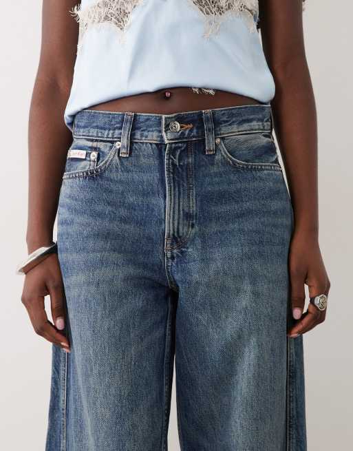 Calvin Klein Jeans Low-Rise Barrel-Jeans in mittlerer blauer Waschung, 4 von 5