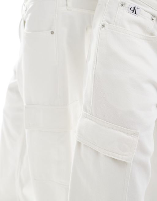Calvin Klein Jeans - Løstsiddende 90'er-cargojeans i hvid vask - Del af sæt - Kun hos ASOS