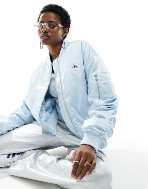 Calvin Klein Jeans - Lyseblå bomber-jakke i satin med logomærke
