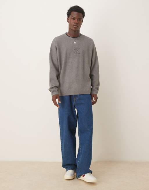 Calvin Klein Jeans - Maglione grigio con logo in rilievo al centro, 2 di 5