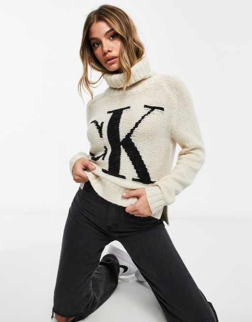 Calvin Klein Jeans - Maglione lavorato con collo alto con logo sul davanti, colore crema tenue
