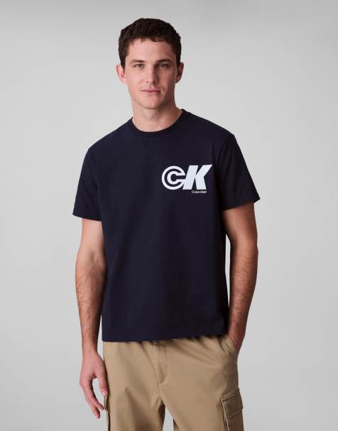 Calvin Klein Jeans - Marineblå T-shirt med 'CK'-print på ryggen - view 1