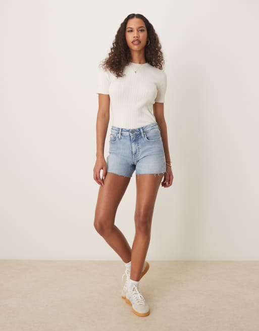 Calvin Klein Jeans mid rise denim shorts in light wash, 2 of 5