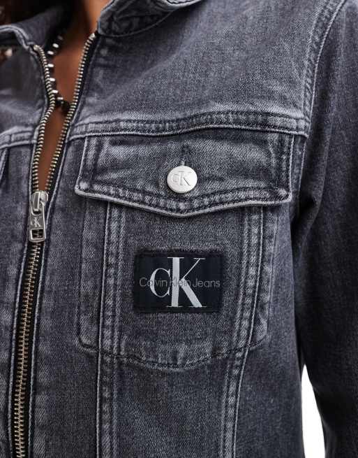 Calvin Klein Jeans – Mini-Jeanskleid in Grau mit durchgehendem Reißverschluss, 3 von 4