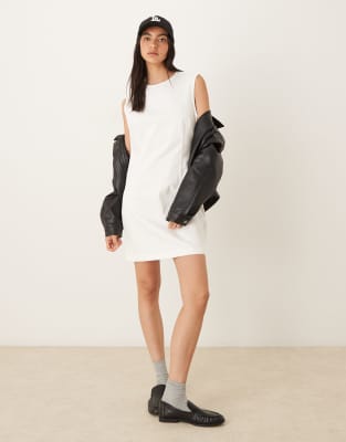 Calvin Klein Jeans - Minikleid in Weiß mit Kappärmeln und hohem Ausschnitt
