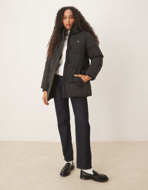 Calvin Klein Jeans – Mittellange Pufferjacke in Schwarz mit Gürtel, 2 von 4
