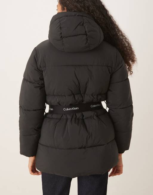Calvin Klein Jeans – Mittellange Pufferjacke in Schwarz mit Gürtel, 4 von 4