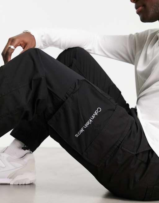 Calvin Klein Jeans - Mix Media - Cargobroek in zwart, 3 van 4