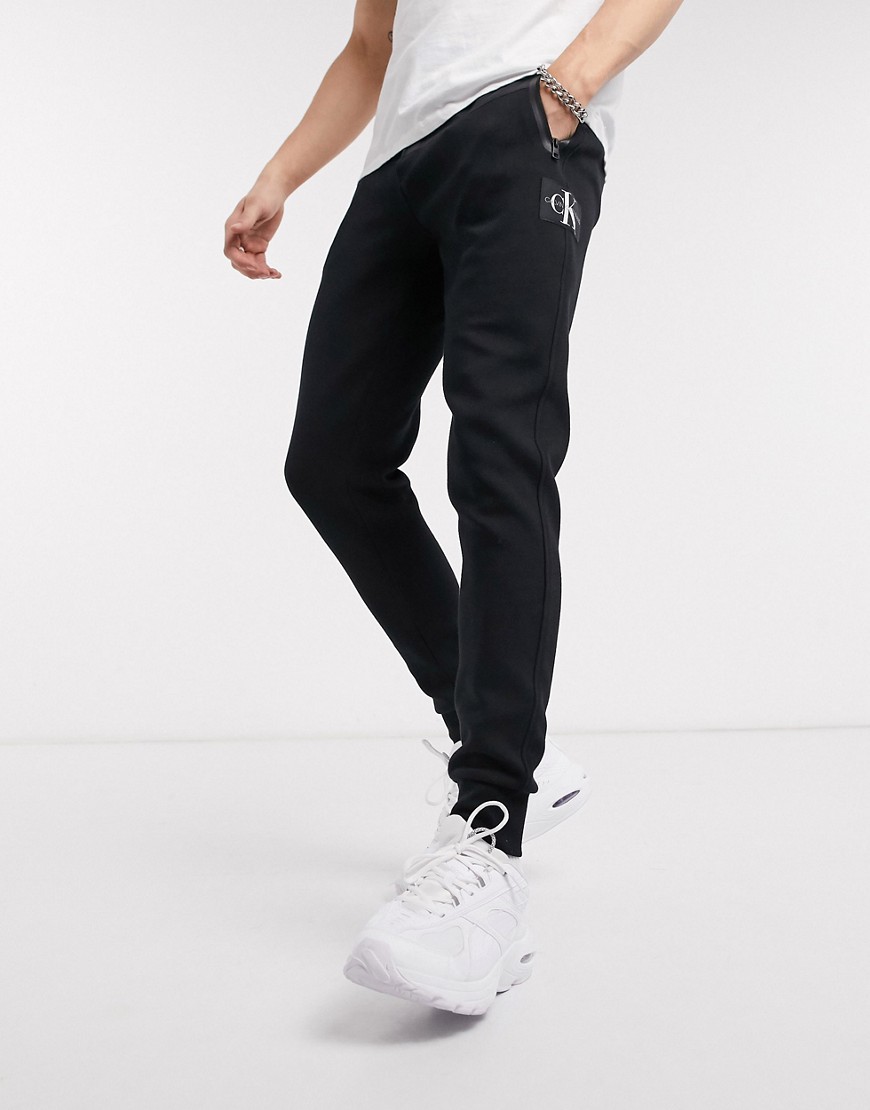 Calvin Klein Jeans – Mix Media – Svarta avsmalnande mjukisbyxor