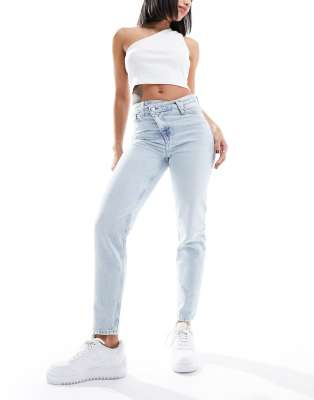 Calvin Klein Jeans - Mom-Jeans in heller Waschung in Wickeloptik-Blau