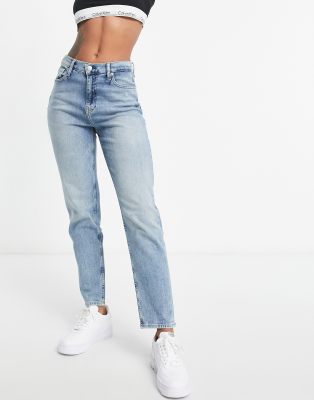 Calvin Klein Jeans – Mom-Jeans in verwaschenem Mittelblau | ASOS