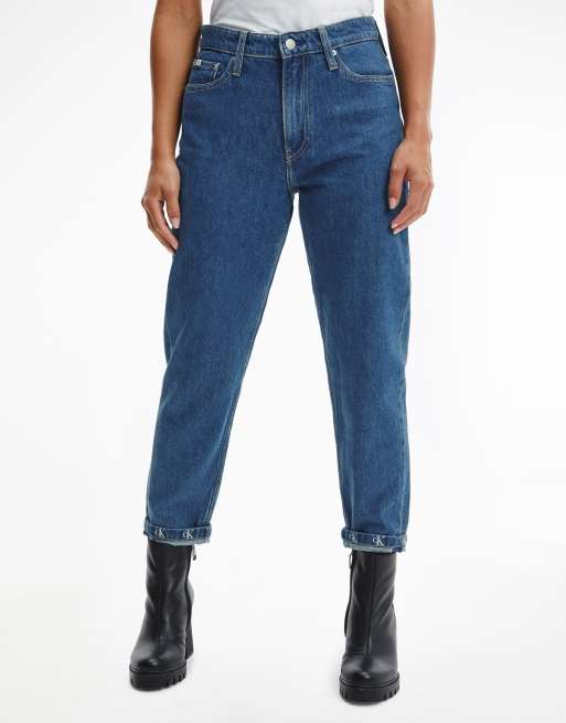 Calvin Klein Jeans - Mom-jeans med opsmøget kant i mellemvask 