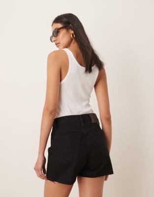 Calvin Klein Jeans - Mom-Shorts in schwarzer Waschung mit offenem Saum