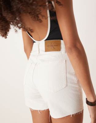Calvin Klein Jeans - Mom-Shorts in weißer Waschung