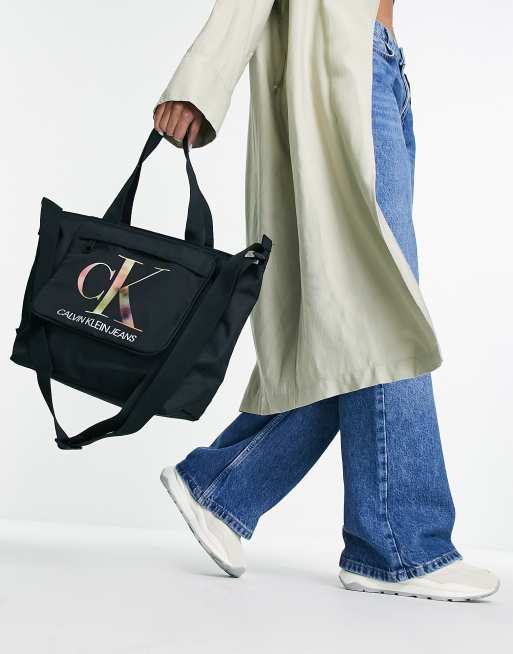 Reciteren omverwerping hoffelijkheid Calvin Klein Jeans monogram logo shopper in black | ASOS