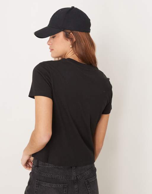 Calvin Klein Jeans monologo baby tee in black, 3 of 4