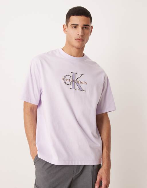 Calvin Klein Jeans – Monologo Elevated – T-Shirt in Flieder mit Logo , 2 von 5