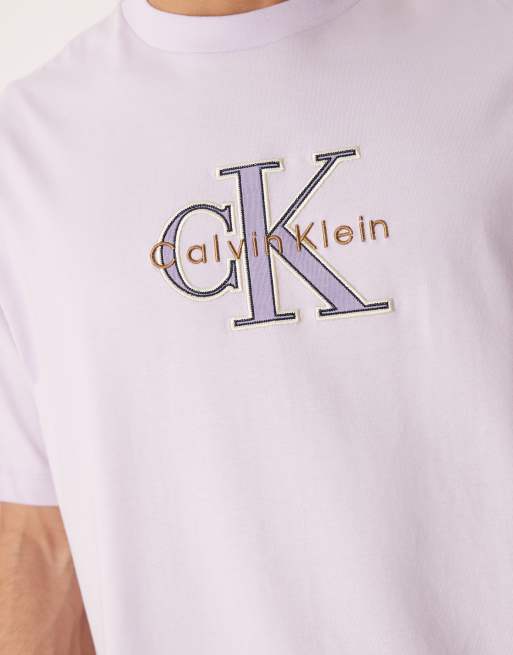Calvin Klein Jeans – Monologo Elevated – T-Shirt in Flieder mit Logo , 5 von 5