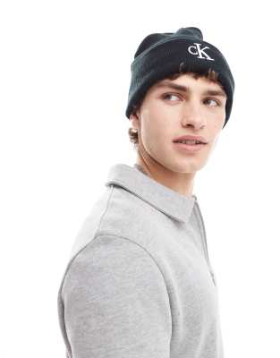 monologo embroidered beanie in black