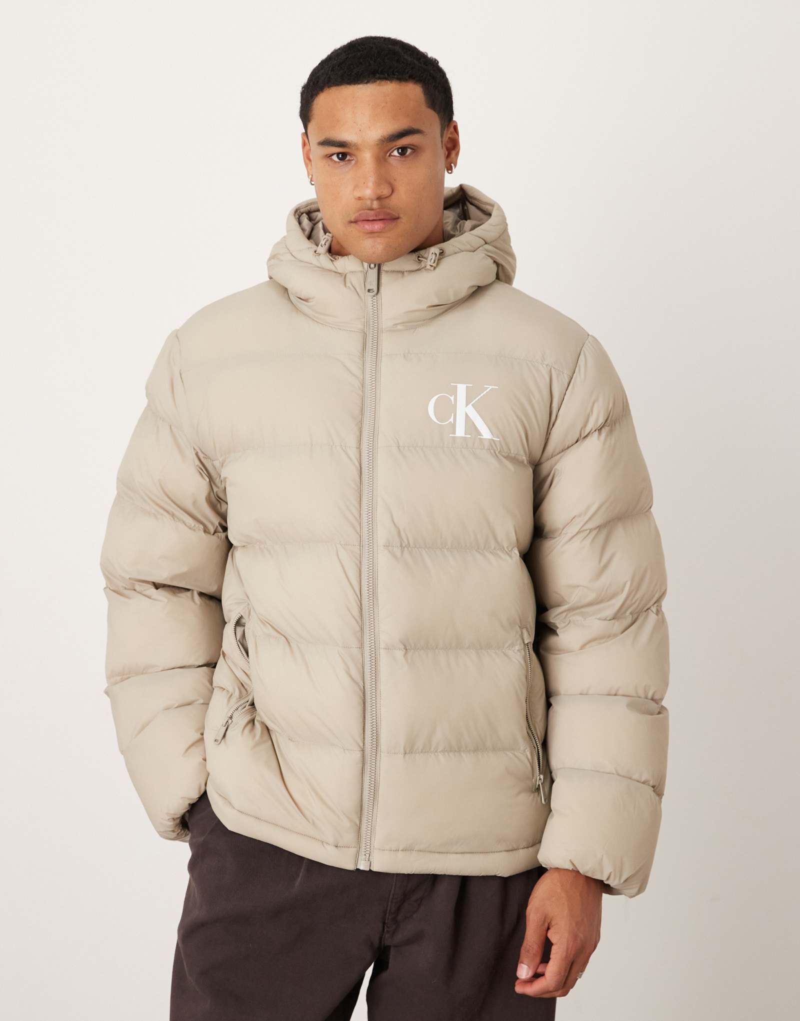 Пуховик Calvin Klein Jeans monologo бежевого цвета
