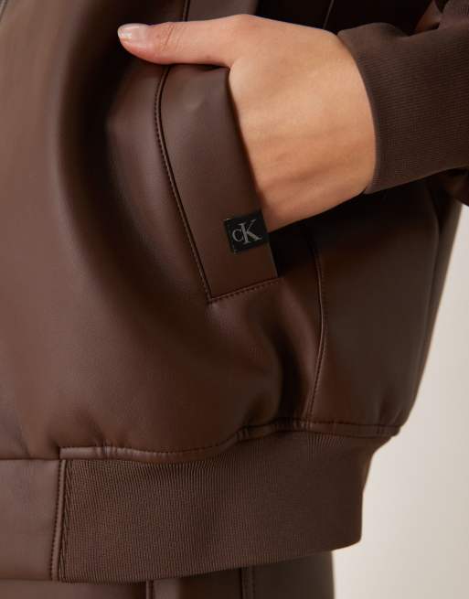 Calvin Klein Jeans – Mörkbrun bomberjacka i läderimitation – Endast hos ASOS, 4 av 4