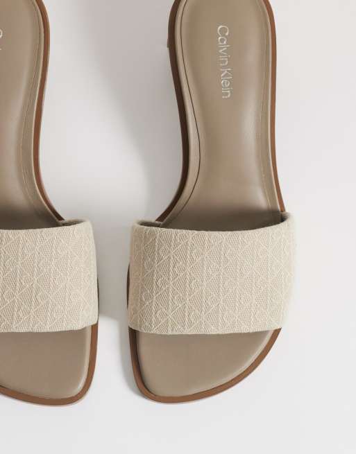 Calvin Klein Jeans – Mules in Cremeweiß mit Blockabsatz aus Holz und durchgehendem Emblem-Muster, 2 von 4