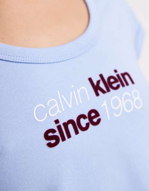 Calvin Klein Jeans – Niebieski T-shirt z nadrukiem 1968, 2 z 4