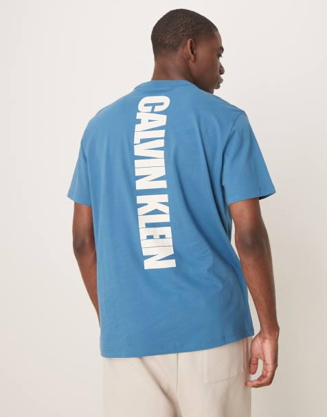 Calvin Klein Jeans – Niebieski T-shirt z pionowym nadrukiem na plecach - view 1