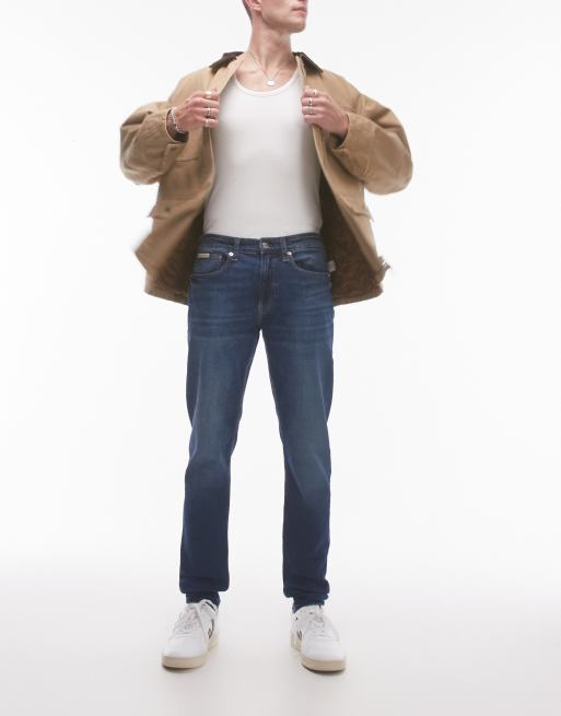 Calvin Klein Jeans – Niebieskie dopasowane jeansy ze zwężanymi nogawkami