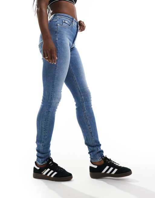 Calvin Klein Jeans – Niebieskie jeansy o obcisłym kroju z podwyższonym stanem i efektem sprania