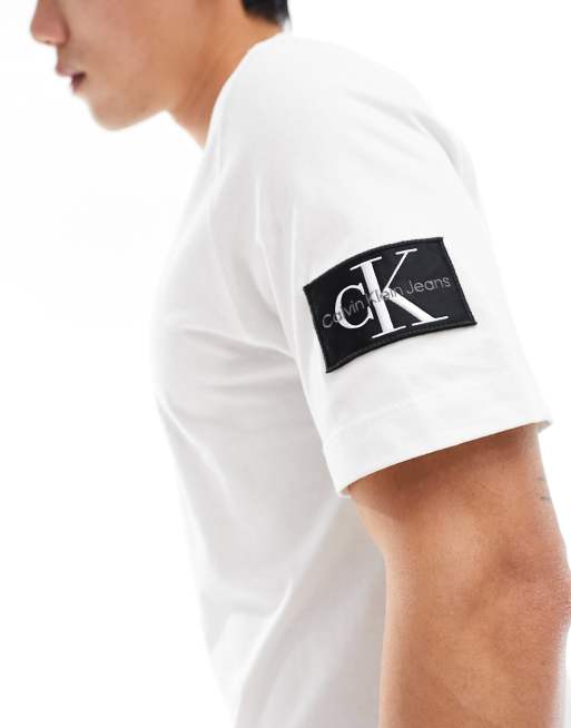 Calvin Klein Jeans - Normaal T-shirt met badge in wit
