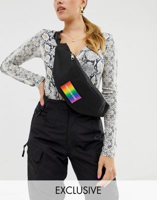 Calvin Klein Jeans numsetaske med regnbuelogo-Sort