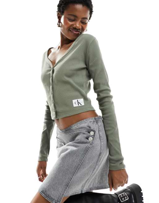 Calvin Klein Jeans – Olivgrön, ribbad kofta med lång ärm och vävd logga