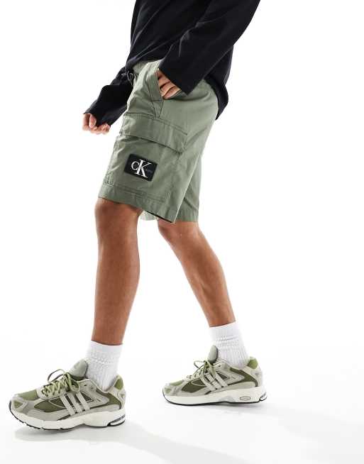 Calvin Klein Jeans – Olivgröna cargoshorts med tvättad finish